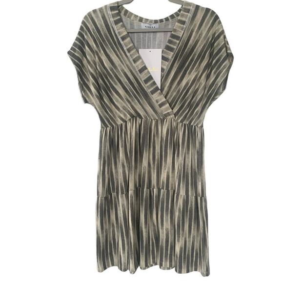 NWT Gilli Short Sleeve V-Neck Tiered Dress - Picture 1 of 7